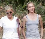 Portia De Rossi et Ellen DeGeneres promènent leurs chiens à Hollywood