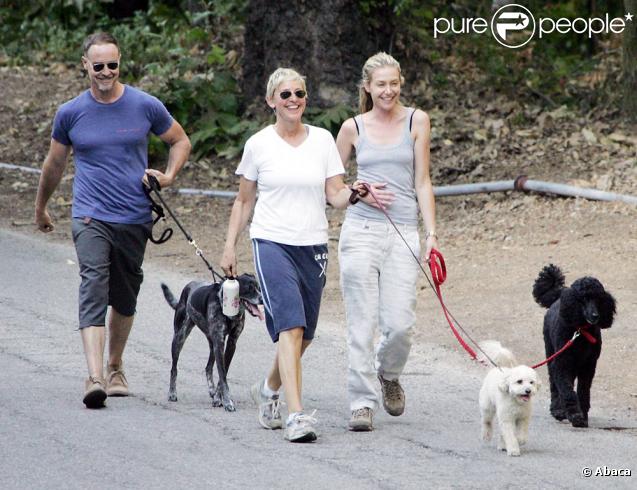 Portia De Rossi et Ellen DeGeneres promènent leurs chiens à Hollywood