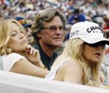 Kate Hudson assiste à un match de base-ball avec sa mère, Goldie Hawn, et son beau-père, Kurt Russell. Le 8/08/09 à New York