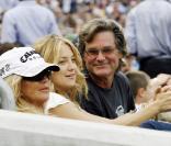 Kate Hudson assiste à un match de base-ball avec sa mère, Goldie Hawn, et son beau-père, Kurt Russell. Le 8/08/09 à New York