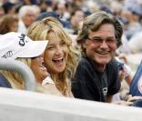 Kate Hudson assiste à un match de base-ball avec sa mère, Goldie Hawn, et son beau-père, Kurt Russell. Le 8/08/09 à New York