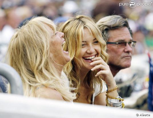 Kate Hudson assiste à un match de base-ball avec sa mère, Goldie Hawn, et son beau-père, Kurt Russell. Le 8/08/09 à New York