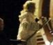 Madonna arrive en peignoir dans son avion 
