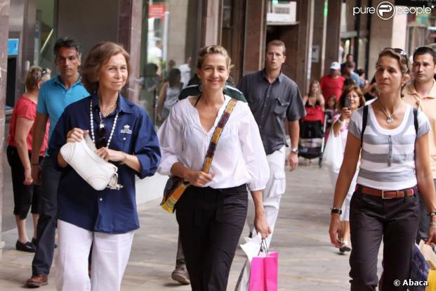 La reine Sofia fait du shopping avec ses deux filles Cristina et Elena d'Espagne, à Palma de Majorque. 10/08/09