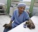 Dede Koswara, l'homme arbre... A l'hôpital, après son opération.