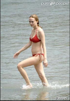 Heather Graham et son petit ami Yaniz Raz sur une plage à Sitges, près de Barcelone