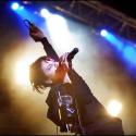 Lily Allen "Double-face" : sexy avec son top totalement transparent, et en pleurs sur scène après une chute douloureuse !