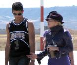 Madonna et Jesus qui fait quoi ? Il porte les sacs, comme d'hab ! 