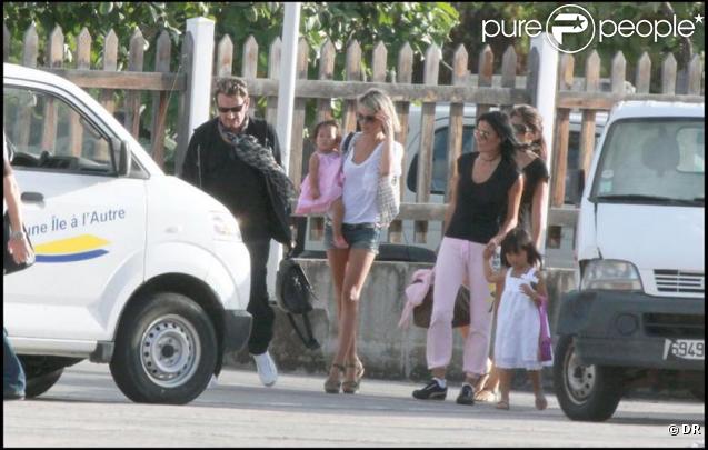 Johnny et Laeticia et leurs petites filles arrivent enfin à Saint-Barth le 11 août pour des vacances bien méritées !