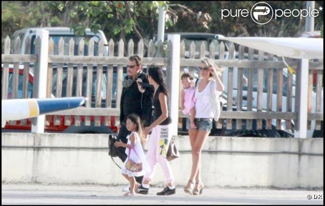 Johnny et Laeticia et leurs petites filles arrivent enfin à Saint-Barth le 11 août pour des vacances bien méritées !