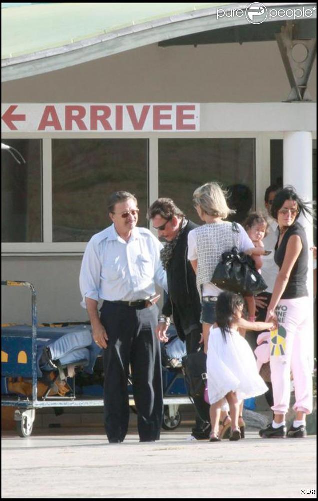 Johnny et Laeticia et leurs petites filles arrivent enfin à Saint-Barth le 11 août pour des vacances bien méritées !