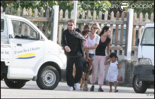 Johnny et Laeticia et leurs petites filles arrivent enfin à Saint-Barth le 11 août pour des vacances bien méritées !