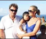 Johnny, Laeticia et Jade à Saint-Barth sur la terrasse de leur maison aout 2008