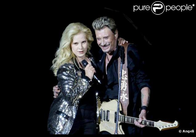 Johnny Hallyday et Sylvie Vartan, très proches dans la vie et sur scène. Ici au Stade de France le 31/05/09