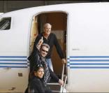 Johnny Hallyday, Jean-Claude Darmon et Hoda Roche partent pour St-Barth à bord de l'avion de Jean-Claude Darmon