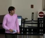Ashton Kutcher en plein tournage dans un aéroport