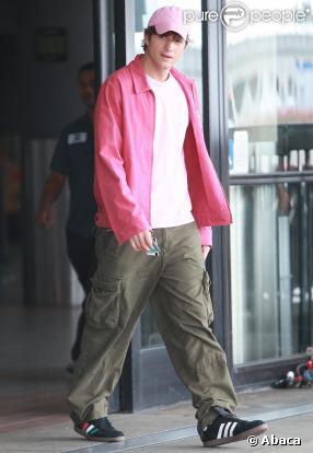 Ashton Kutcher sur le tournage de Valentine's Day à l'aéroport de Los Angeles le 19 août 2009