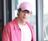 Ashton Kutcher sur le tournage de Valentine's Day à l'aéroport de Los Angeles le 19 août 2009