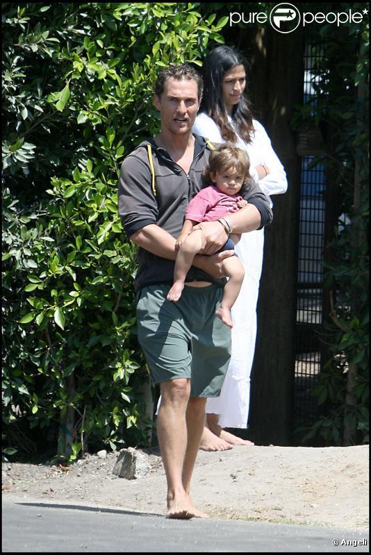 Matthew McConaughey, sa compagne Camilla et leur fils Levi surveillent des travaux devant leur maison, à Los Angeles. Août 2009