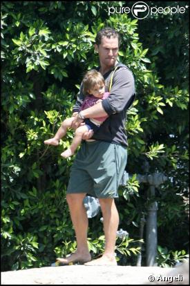 Matthew McConaughey, sa compagne Camilla et leur fils Levi surveillent des travaux devant leur maison, à Los Angeles. Août 2009