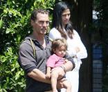 Matthew McConaughey, sa compagne Camilla et leur fils Levi surveillent des travaux devant leur maison, à Los Angeles. Août 2009