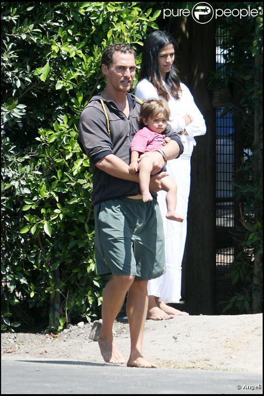 Matthew McConaughey, sa compagne Camilla et leur fils Levi surveillent des travaux devant leur maison, à Los Angeles. Août 2009