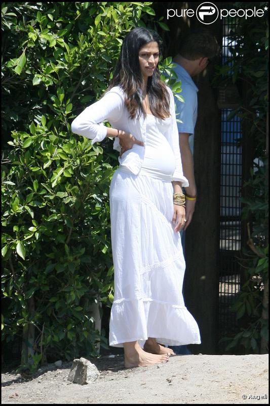 Matthew McConaughey, sa compagne Camilla et leur fils Levi surveillent des travaux devant leur maison, à Los Angeles. Août 2009