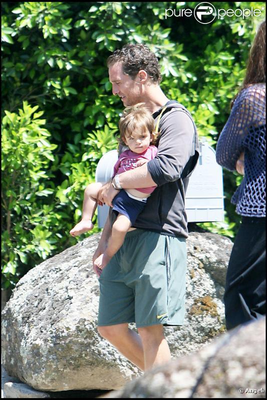 Matthew McConaughey, sa compagne Camilla et leur fils Levi surveillent des travaux devant leur maison, à Los Angeles. Août 2009