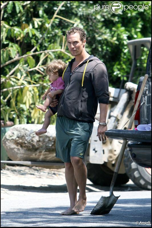 Matthew McConaughey, sa compagne Camilla et leur fils Levi surveillent des travaux devant leur maison, à Los Angeles. Août 2009