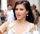 Sophia Bush dans les rues de New York avec un ami