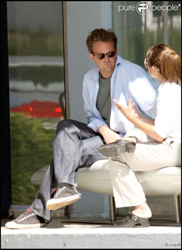 Matthew Perry en grande conversation avec une amie