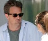 Matthew Perry en grande conversation avec une amie