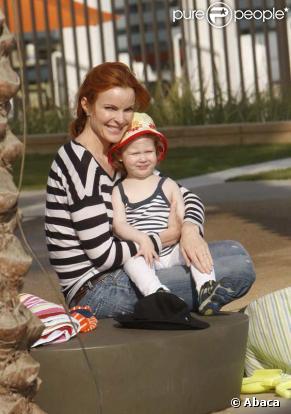 Marcia Cross et ses filles Eden et Savannah s'amusent dans un parc de Santa Monica