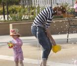Marcia Cross et ses filles Eden et Savannah s'amusent dans un parc de Santa Monica