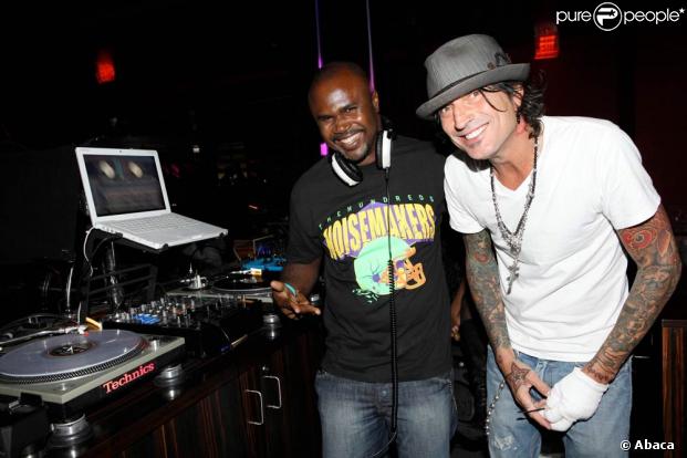 Tommy Lee en pleine forme, le mercredi 26 août dans une discothèque des Bahamas.
