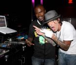 Tommy Lee en pleine forme, le mercredi 26 août dans une discothèque des Bahamas.
