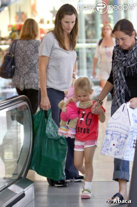 Jennifer Garner et sa fille Violet au centre commercial de L.A. (27 août 2009)