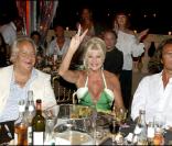 Ivana Trump entourée par son homme et Massimo Gargia lors de la soirée des Vendanges du Désert, au domaine de Bertaud-Belieu, le 27 août 2009