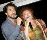 Edouard Baer et Régine lors de la soirée des Vendanges du Désert, au domaine de Bertaud-Belieu, le 27 août 2009