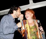 Régine et son ami Edouard Baer lors de la soirée des Vendanges du Désert, au domaine de Bertaud-Belieu, le 27 août 2009