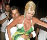 Ivana Trump a du mal à monter rejoindre Régine sur scène. 