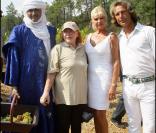 Mohamed Ixa, Régine, Ivana Trump et Antonio Zechila lors des Vendanges du Désert, au domaine de Bertaud-Belieu, le 27 août 2009