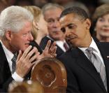 Bill Clinton et Barack Obama lors de la messe de funérailles de Ted Kennedy en la basilique Notre Dame du Perpétuel Secours de Boston, le 29/08/09. George W. Bush, sa femme et Hillary Clinton en arrière-plan. 