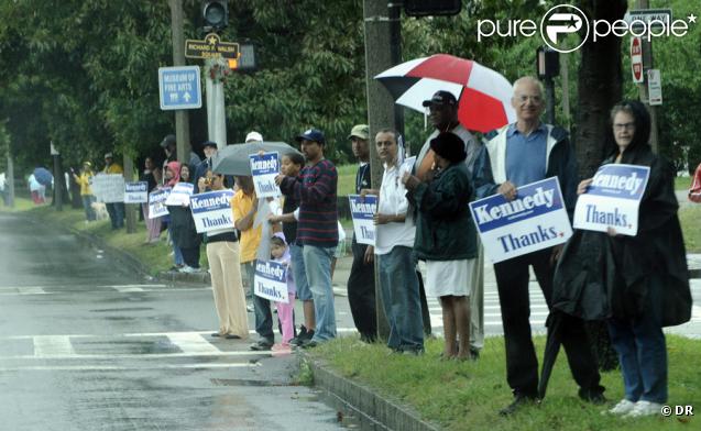 Les badauds ont été nombreux à venir près de la basilique Notre Dame du Perpétuel Secours de Boston, afin de rendre un dernier hommage à Ted Kennedy, le 29/08/09