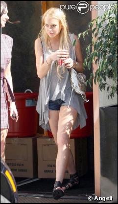 Lindsay Lohan en plein shopping à Los Angeles, à la recherche d'un nouveau téléphone
