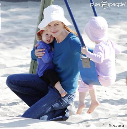 Marcia Cross en grande forme avec ses jumelles Savannah et Eden au parc à Los Angeles