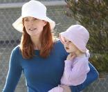 Marcia Cross en grande forme avec ses jumelles Savannah et Eden au parc à Los Angeles