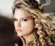 Taylor Swift : Blonde ou brune, sage ou fatale : tous ses looks dans son nouveau clip, You Belong With me ! Regardez !