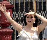 Sophia Bush a encore frappé : cette fois, elle provoque un accident en expulsant une cycliste de son vélo !