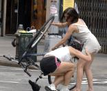 Sophia Bush a encore frappé : cette fois, elle provoque un accident en expulsant une cycliste de son vélo !